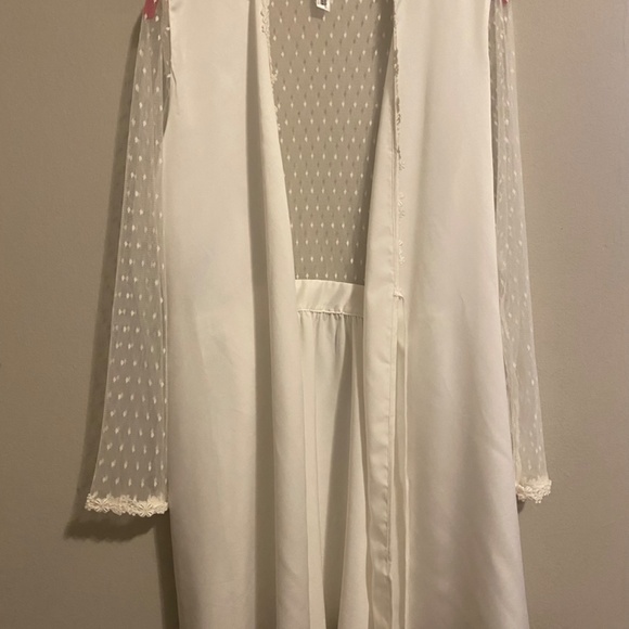 Flora Nikrooz Showstopper Long-Sleeve Lace-Back Robe - Size XS - Ivory - Picture 5 of 7